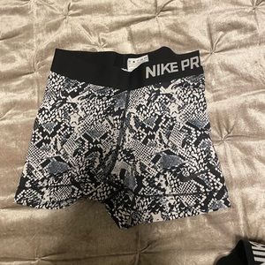 Nike pros size xs